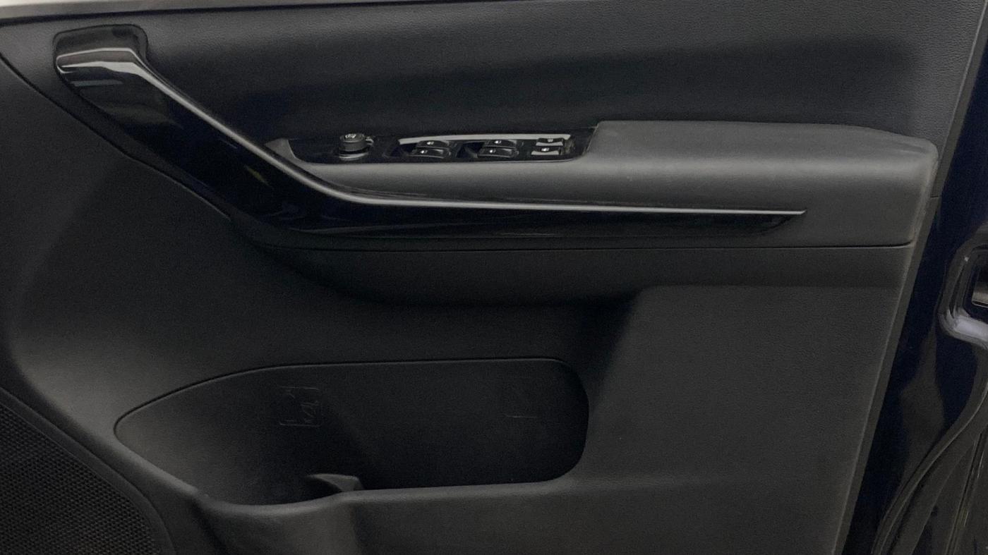 2023 Mahindra XUV700 AX 7 D AT 7 STR, Diesel, Automatic, 83,843 km, Driver Side Door Panels Control