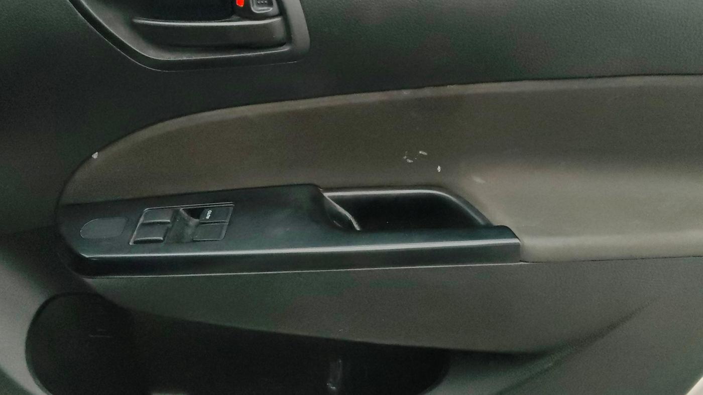 2016 Maruti Swift LXI, Petrol, Manual, 1,17,371 km, Driver Side Door Panels Control