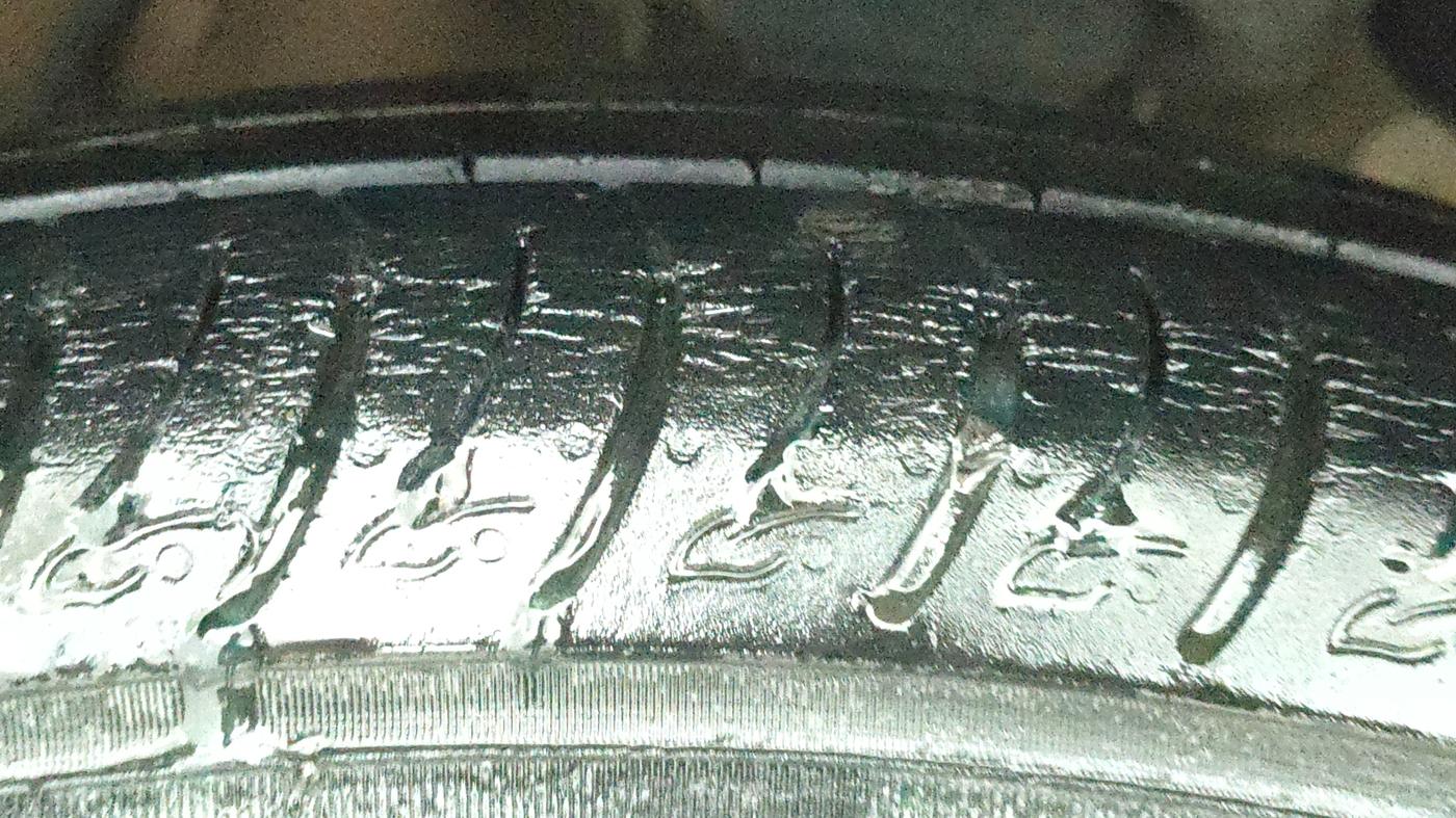 2022 Mahindra XUV300 W8 (O) 1.2 PETROL, Petrol, Manual, 25,527 km, Left Front Tyre Tread