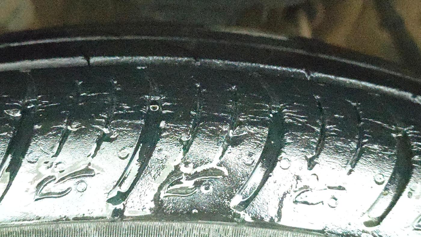 2022 Mahindra XUV300 W8 (O) 1.2 PETROL, Petrol, Manual, 25,527 km, Right Front Tyre Tread
