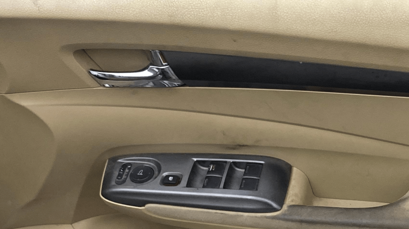 2013 Honda City 1.5L I-VTEC V MT, Petrol, Manual, 1,00,405 km, Driver Side Door Panels Control