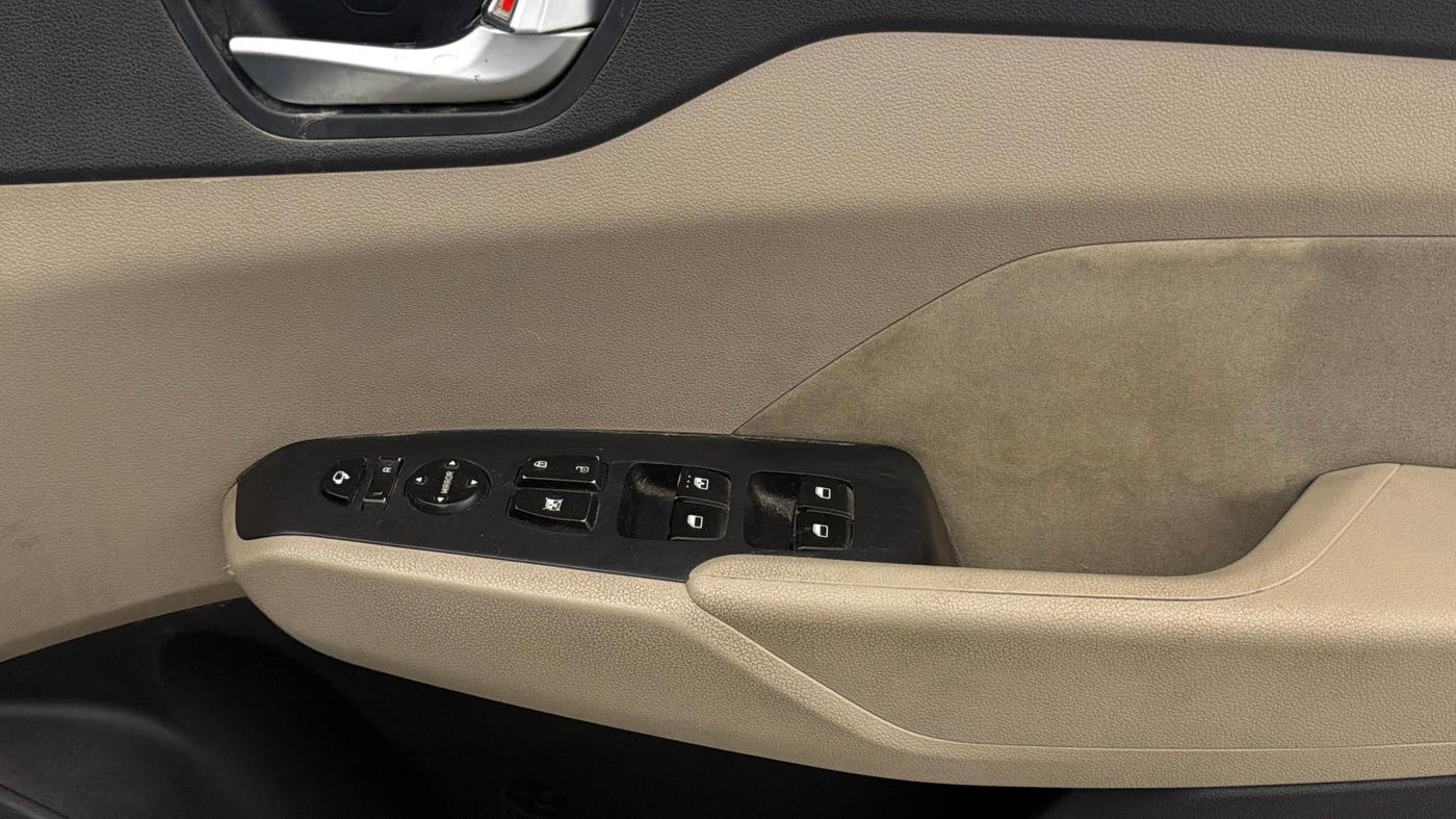 2019 Hyundai Verna 1.6 VTVT SX, Petrol, Manual, 30,096 km, Driver Side Door Panels Control