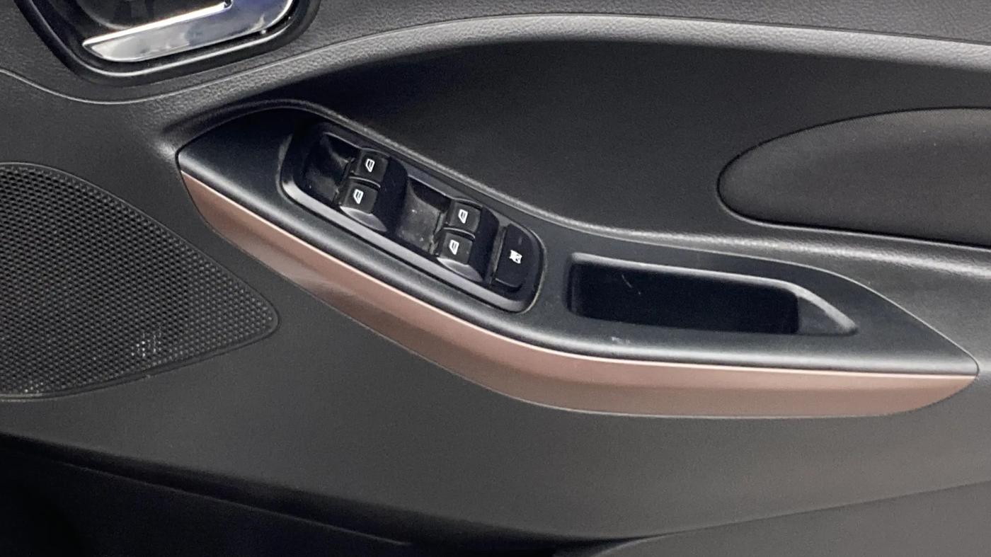 2018 Ford FREESTYLE TITANIUM 1.2 PETROL, Petrol, Manual, 1,43,417 km, Driver Side Door Panels Control