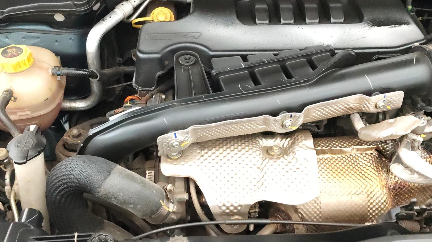 2023 Mahindra XUV300 W8 (O) 1.5 DIESEL AMT, Diesel, Automatic, 27,883 km, Engine View - Right