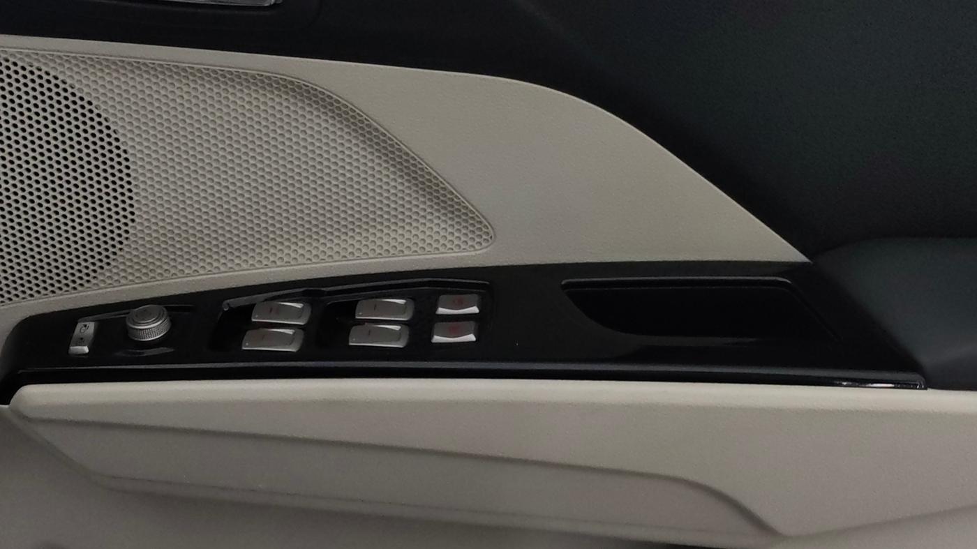 2023 Mahindra XUV300 W8 (O) 1.5 DIESEL AMT, Diesel, Automatic, 27,883 km, Driver Side Door Panels Control