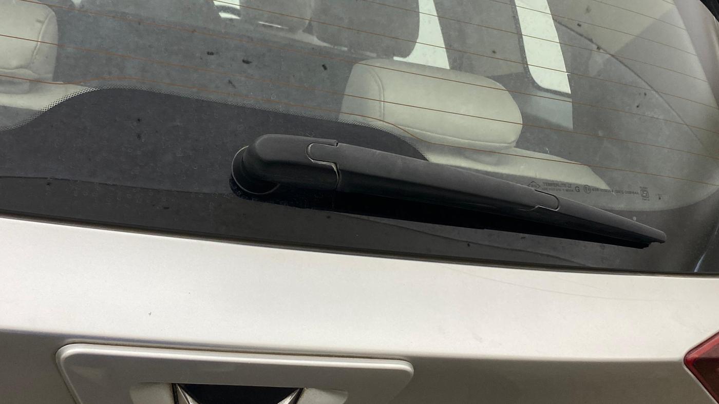 2022 Mahindra XUV700 AX 7 LUXURY P AT 7 STR, Petrol, Automatic, 1,43,645 km, Rear Wiper
