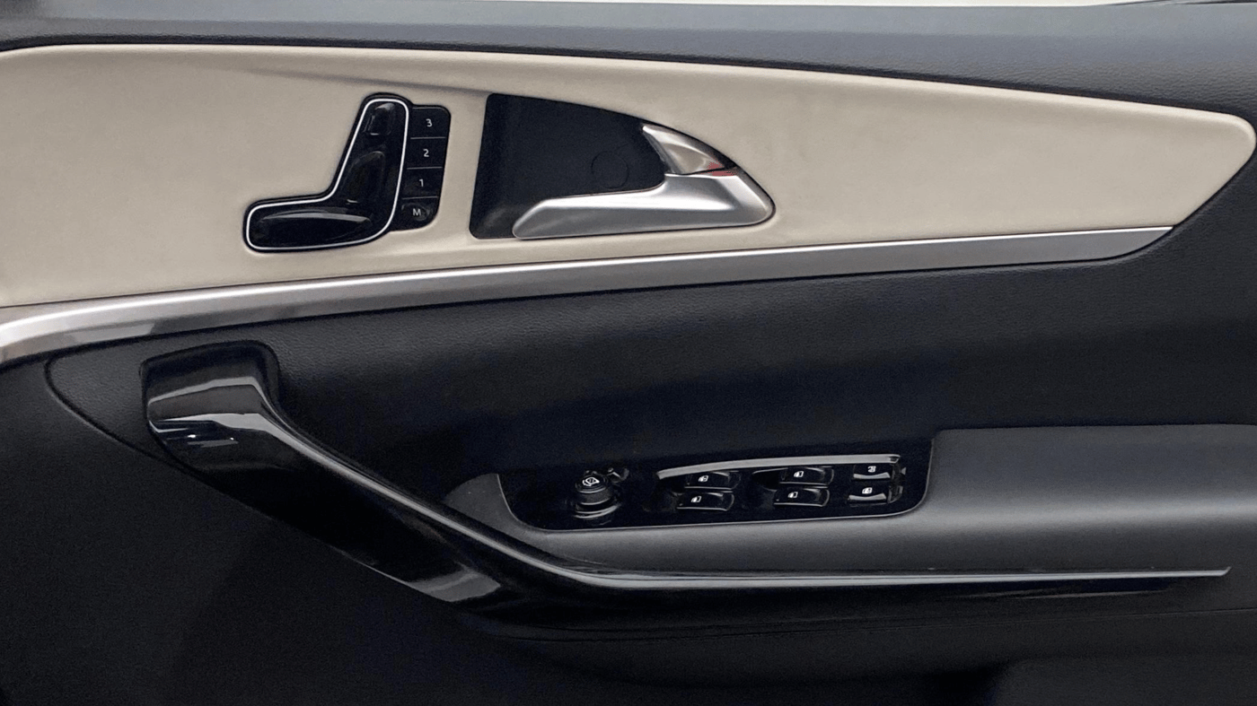 2022 Mahindra XUV700 AX 7 LUXURY P AT 7 STR, Petrol, Automatic, 1,43,645 km, Driver Side Door Panels Control