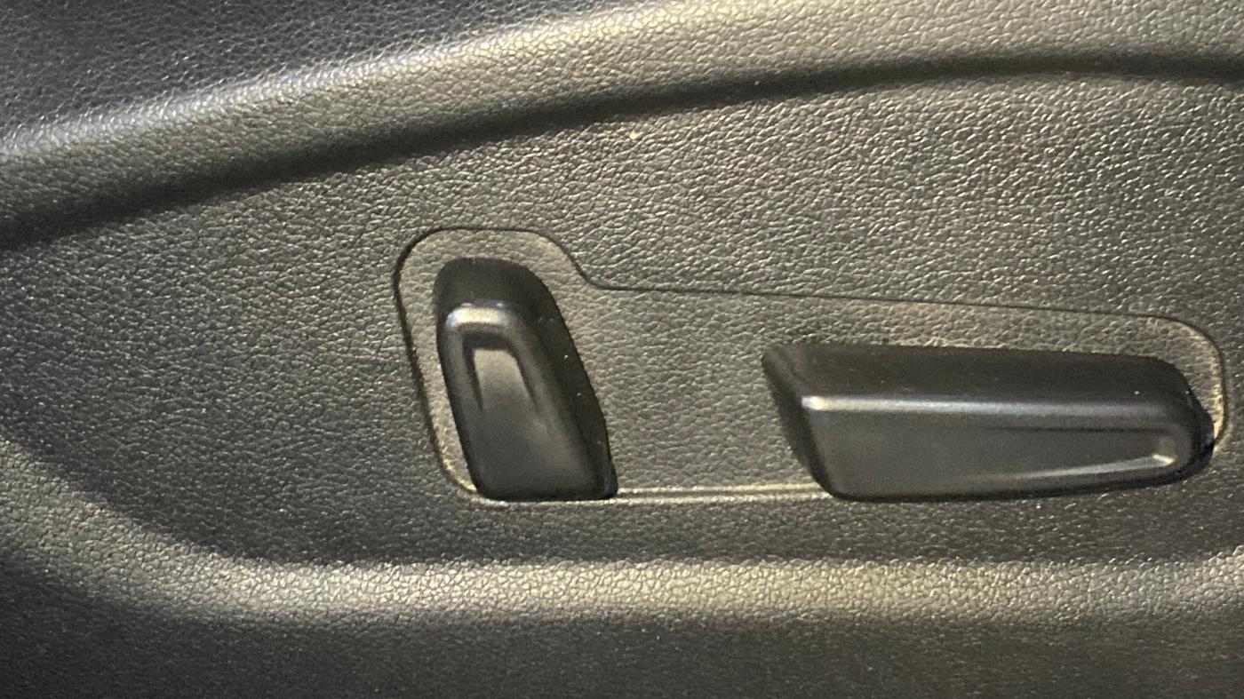 2022 Hyundai ALCAZAR PLATINUM(O) 7STR 2.0 AT, Petrol, Automatic, 60,915 km, Driver Side Adjustment Panel