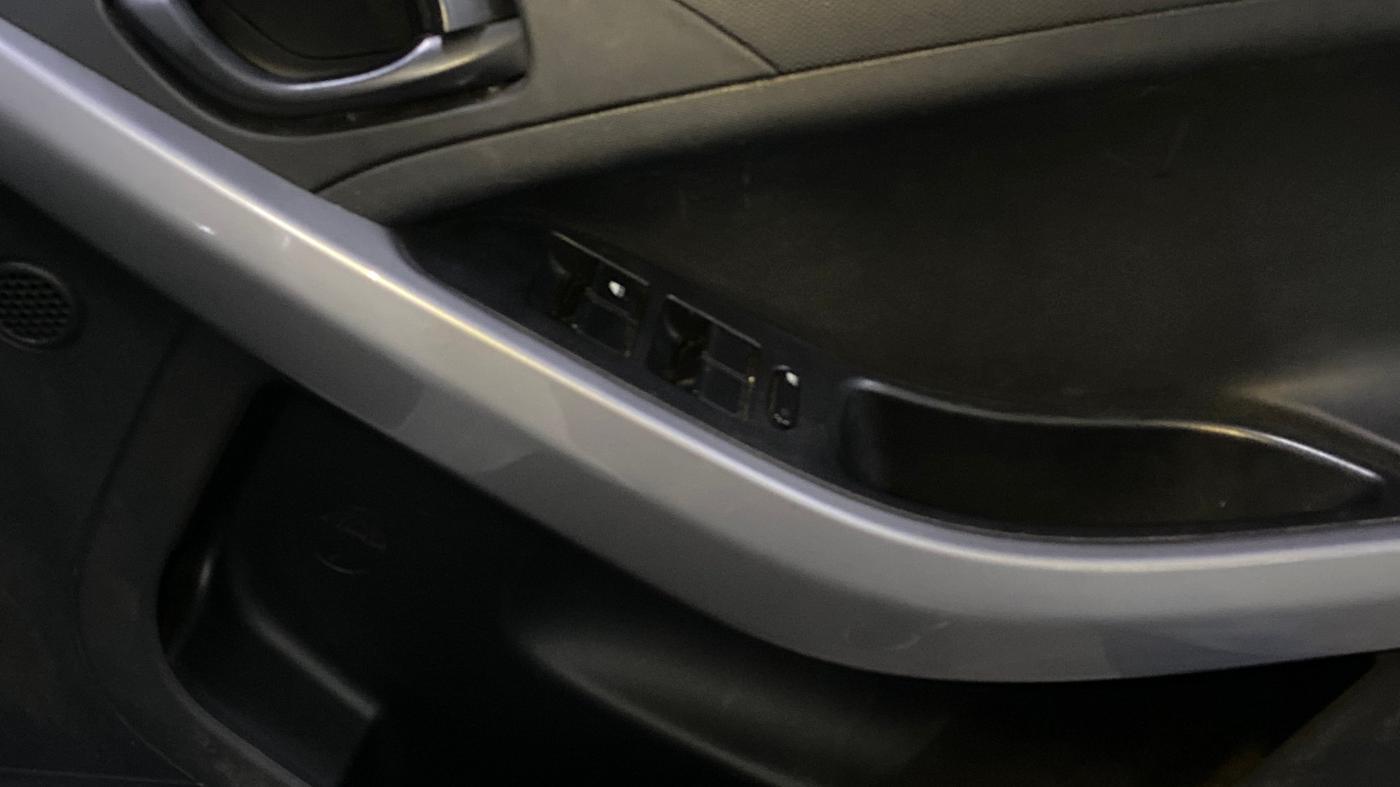 2023 Tata NEXON XM PLUS SUNROOF PETROL, Petrol, Manual, 63,488 km, Driver Side Door Panels Control
