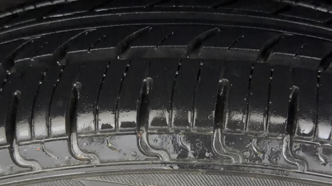 2017 Renault Kwid RXL, Petrol, Manual, 43,512 km, Right Rear Tyre Tread
