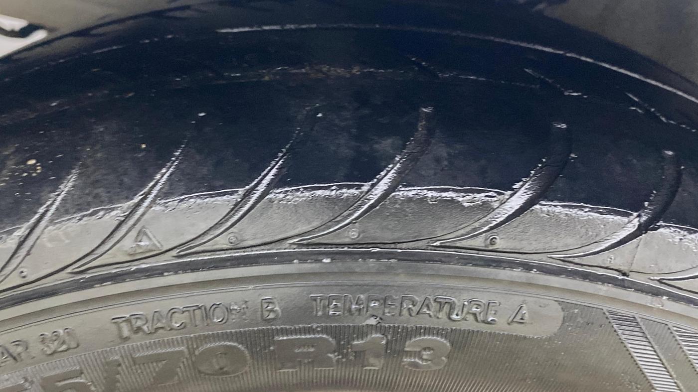 2016 Hyundai Eon SPORTZ, Petrol, Manual, 15,698 km, Left Front Tyre Tread