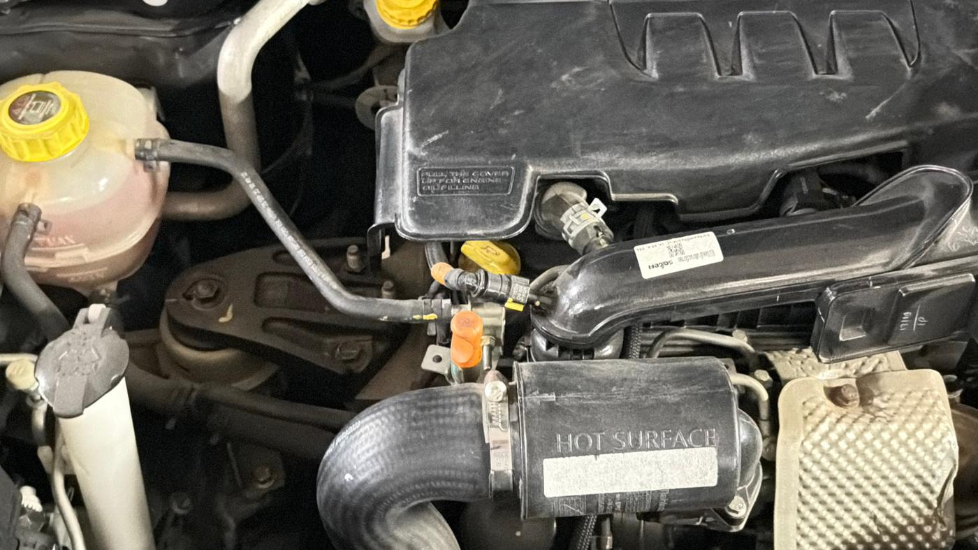 2023 Mahindra XUV300 W8 1.2 PETROL, Petrol, Manual, 29,060 km, Engine View - Right