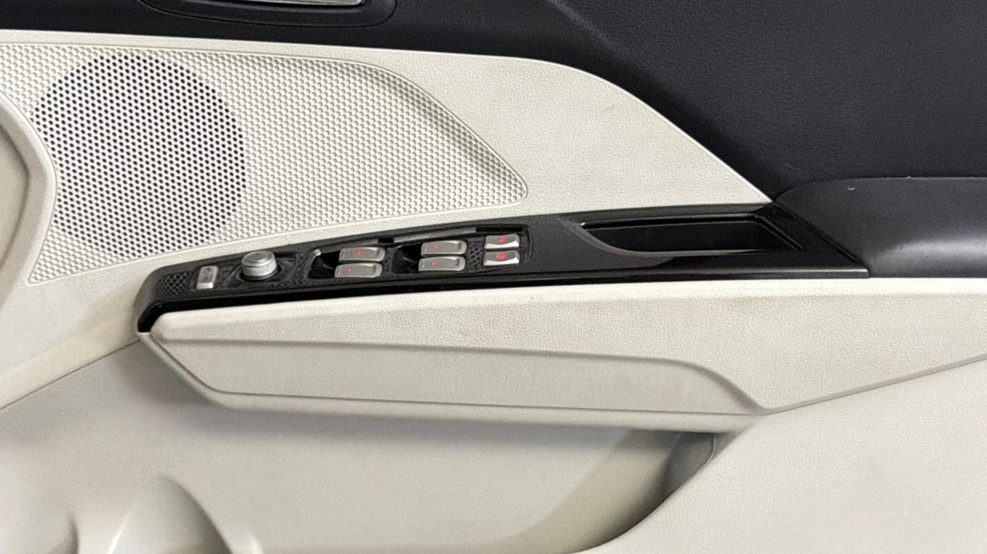 2023 Mahindra XUV300 W8 1.2 PETROL, Petrol, Manual, 29,060 km, Driver Side Door Panels Control