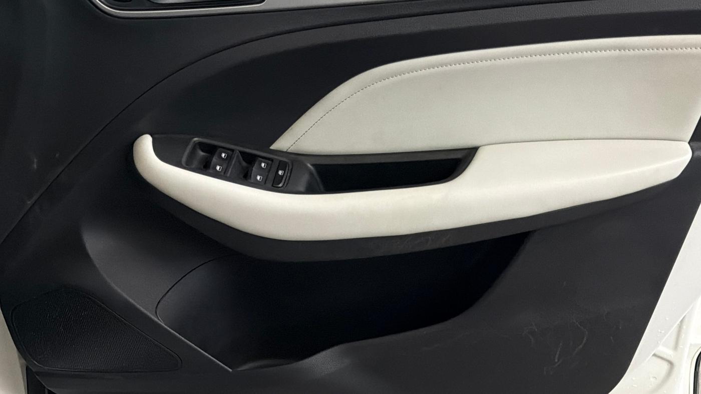 2023 MG ASTOR STYLE 1.5 MT, Petrol, Manual, 37,244 km, Driver Side Door Panels Control