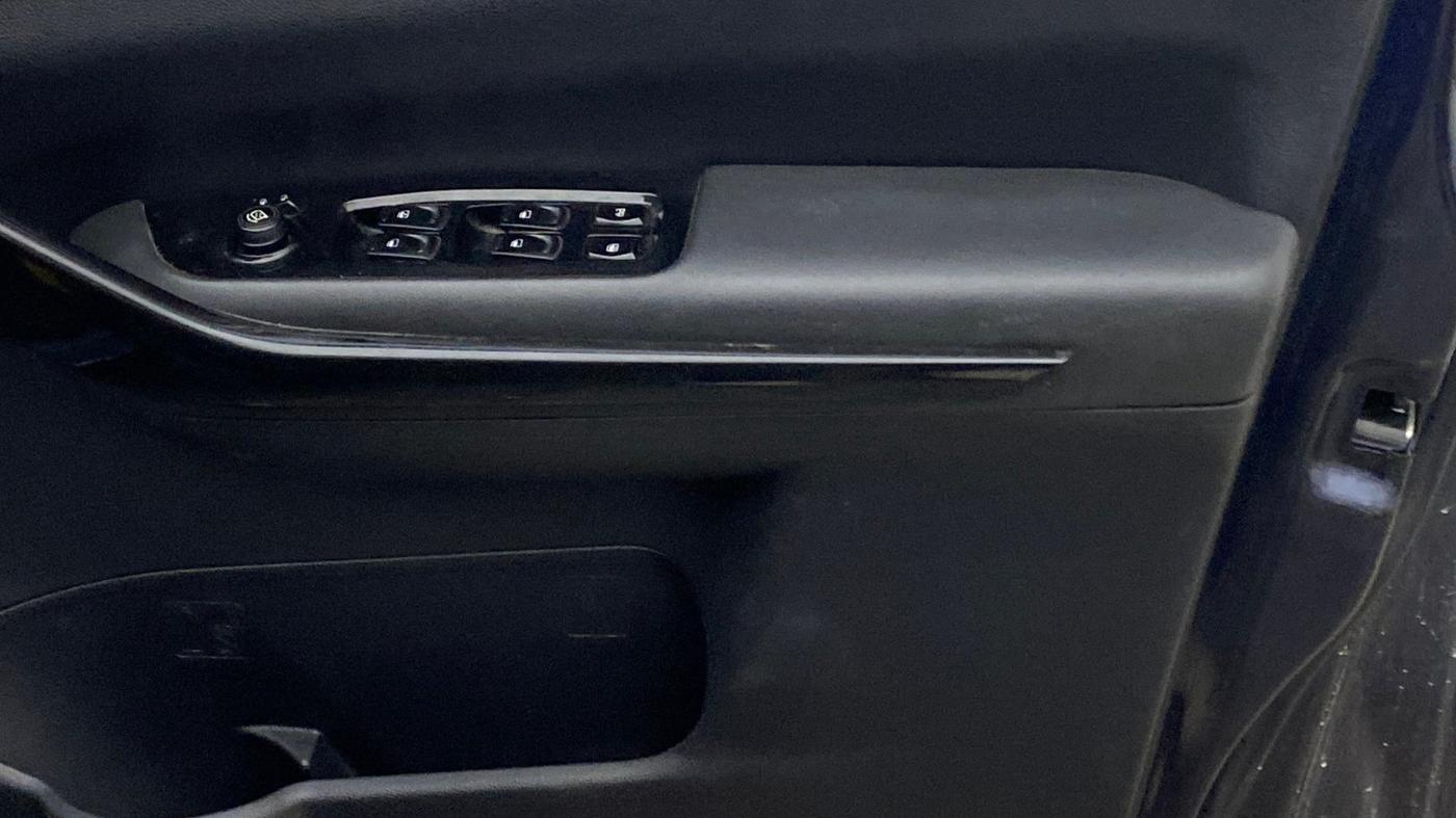 2021 Mahindra XUV700 AX 7 LUXURY P AT 7 STR, Petrol, Automatic, 1,01,825 km, Driver Side Door Panels Control