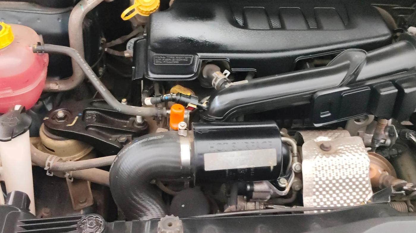 2021 Mahindra XUV300 W8 1.2 PETROL, Petrol, Manual, 53,989 km, Engine View - Right