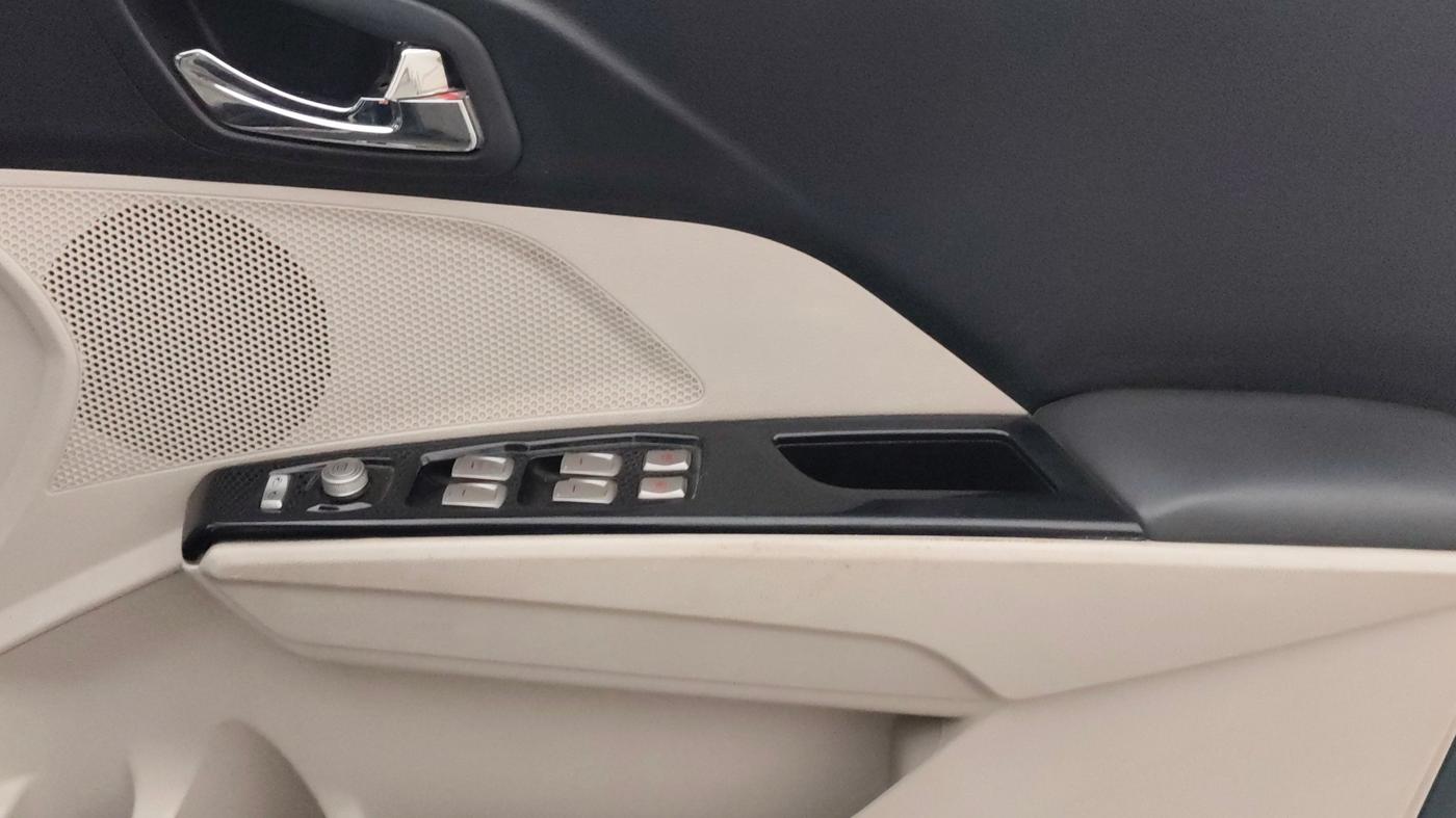 2021 Mahindra XUV300 W8 1.2 PETROL, Petrol, Manual, 53,989 km, Driver Side Door Panels Control
