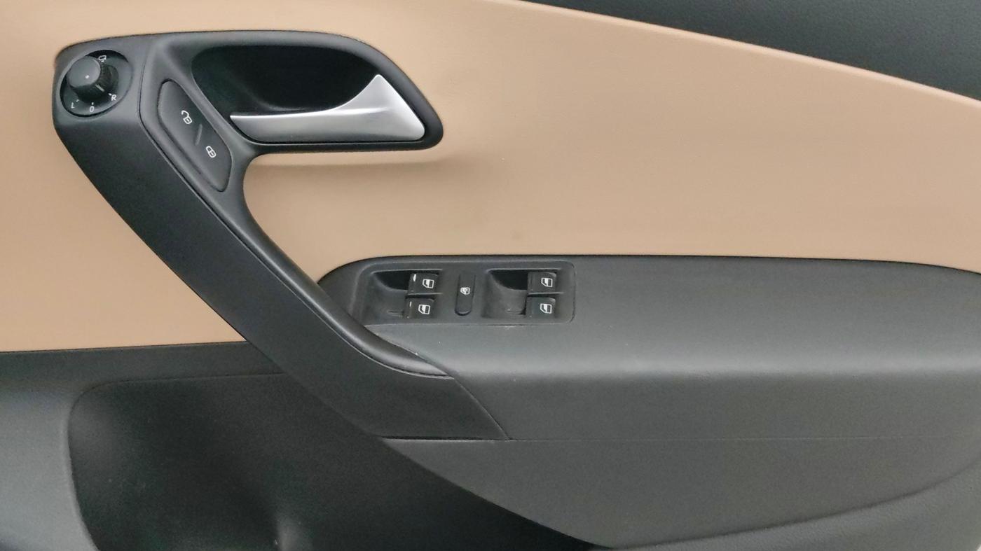2017 Volkswagen Ameo HIGHLINE1.2L, Petrol, Manual, 78,211 km, Driver Side Door Panels Control