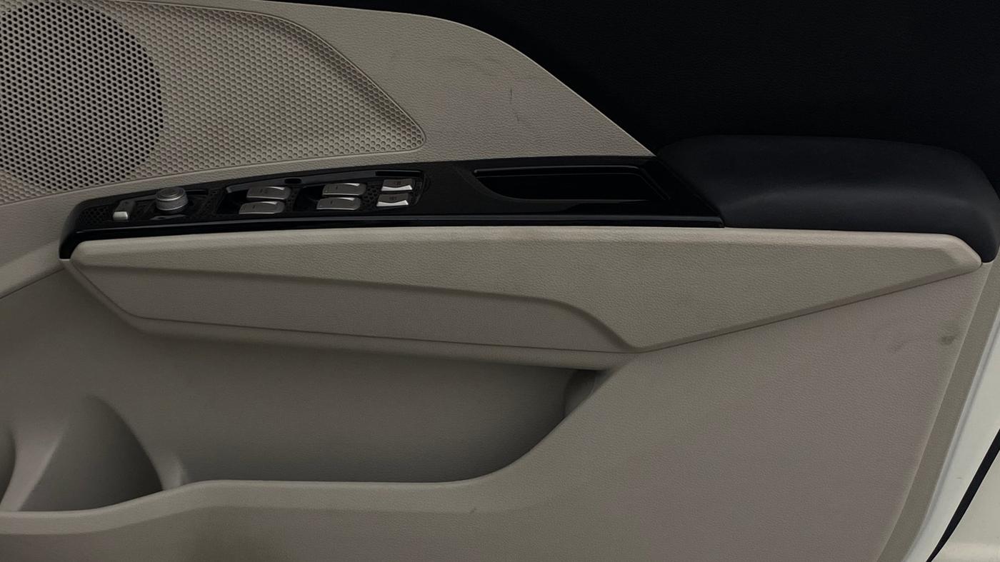 2023 Mahindra XUV300 W8 (O) 1.2 PETROL, Petrol, Manual, 27,386 km, Driver Side Door Panels Control