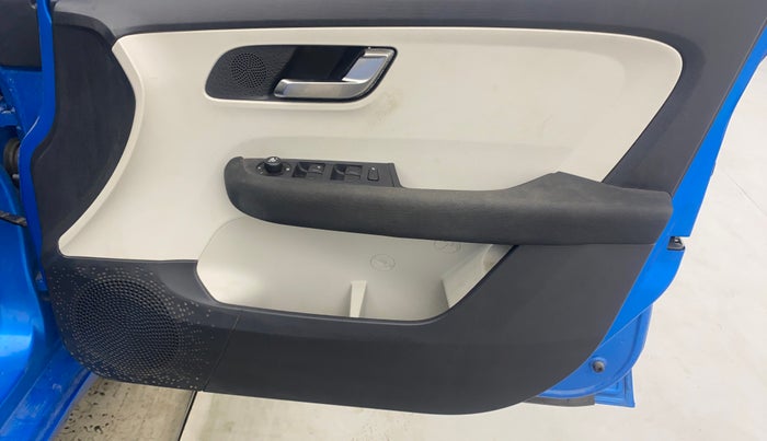 2022 Tata ALTROZ XZ PETROL, Petrol, Manual, 37,724 km, Driver Side Door Panels Control