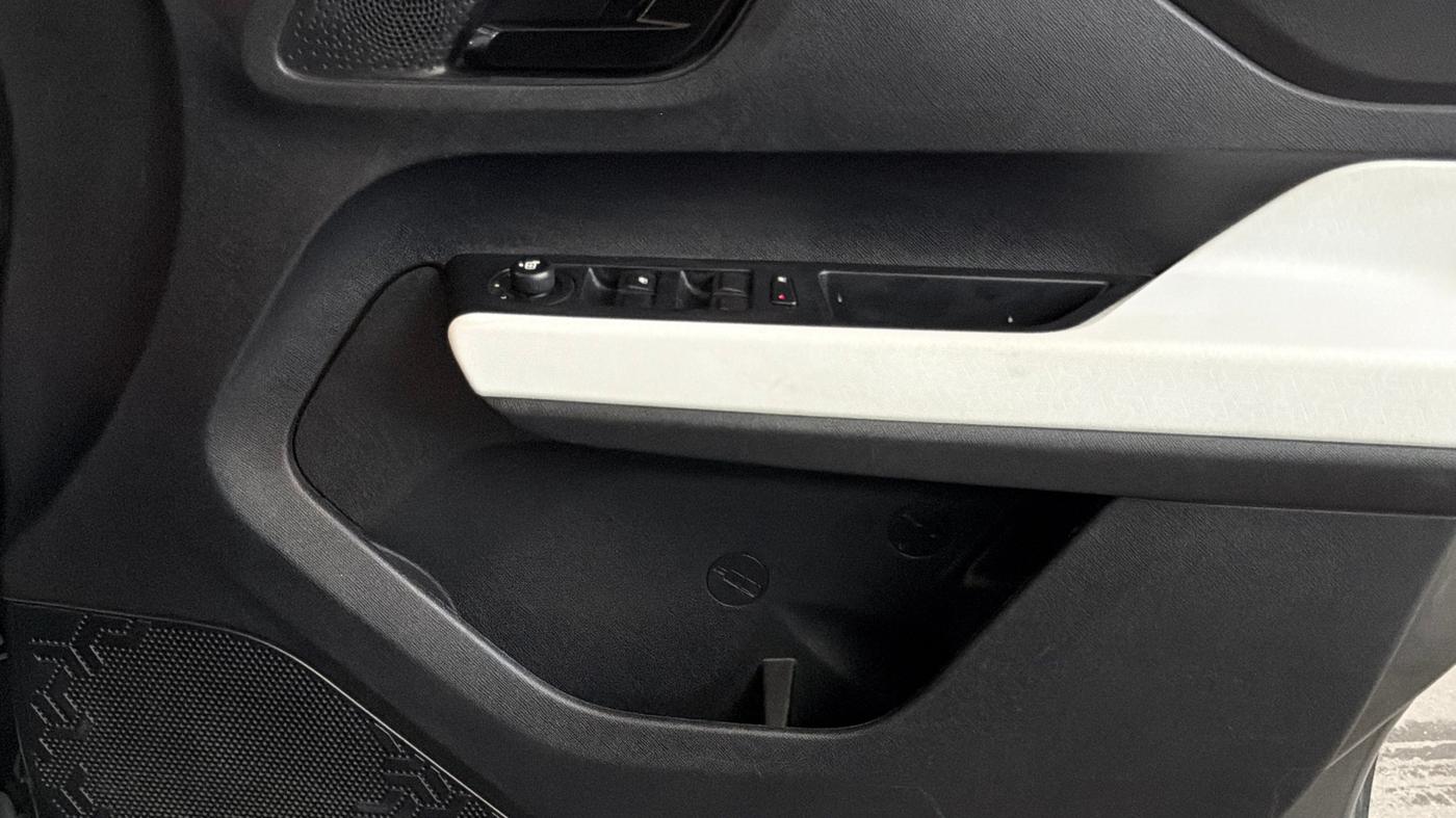 2022 Tata PUNCH ACCOMPLISHED AMT, Petrol, Automatic, 61,170 km, Driver Side Door Panels Control