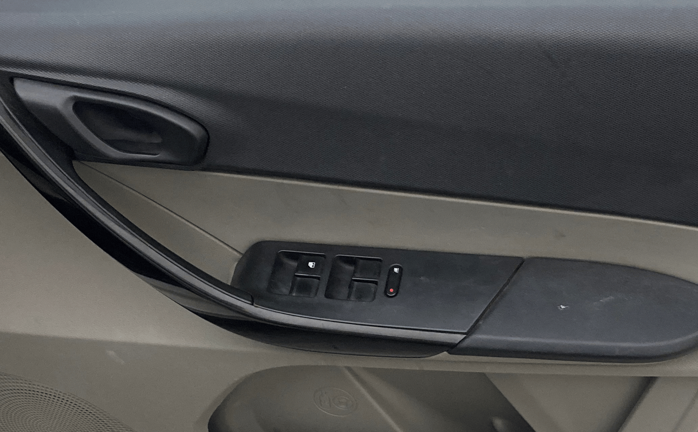 2018 Tata Tiago XM PETROL, Petrol, Manual, 91,359 km, Driver Side Door Panels Control