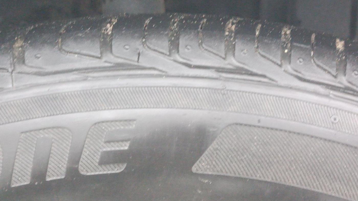 2022 Tata NEXON XZA PLUS (PREMIUM) KAZIRANGA PETROL, Petrol, Automatic, 29,118 km, Right Front Tyre Tread