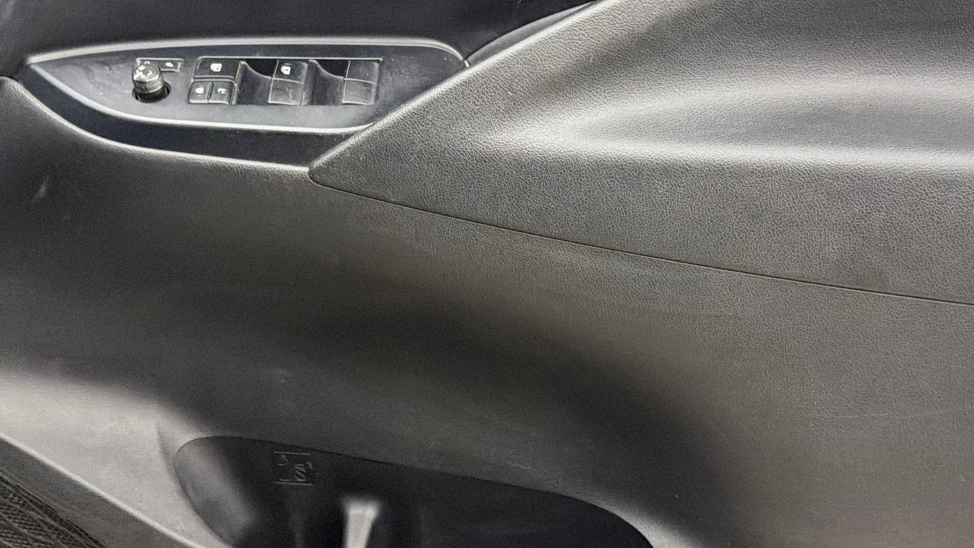 2019 Toyota Innova Crysta 2.7 GX 7 STR MT, Petrol, Manual, 76,419 km, Driver Side Door Panels Control
