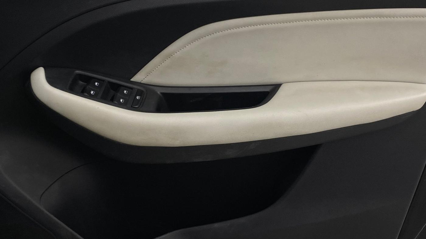2023 MG ASTOR SHARP 1.5 CVT, Petrol, Automatic, 51,945 km, Driver Side Door Panels Control