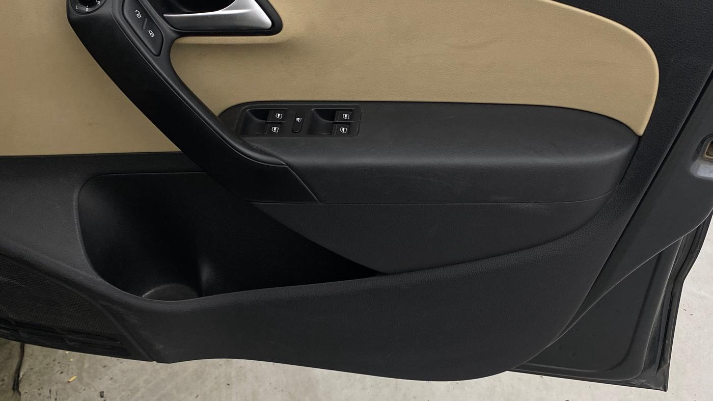2017 Volkswagen Polo HIGHLINE1.2L, Petrol, Manual, 40,215 km, Driver Side Door Panels Control