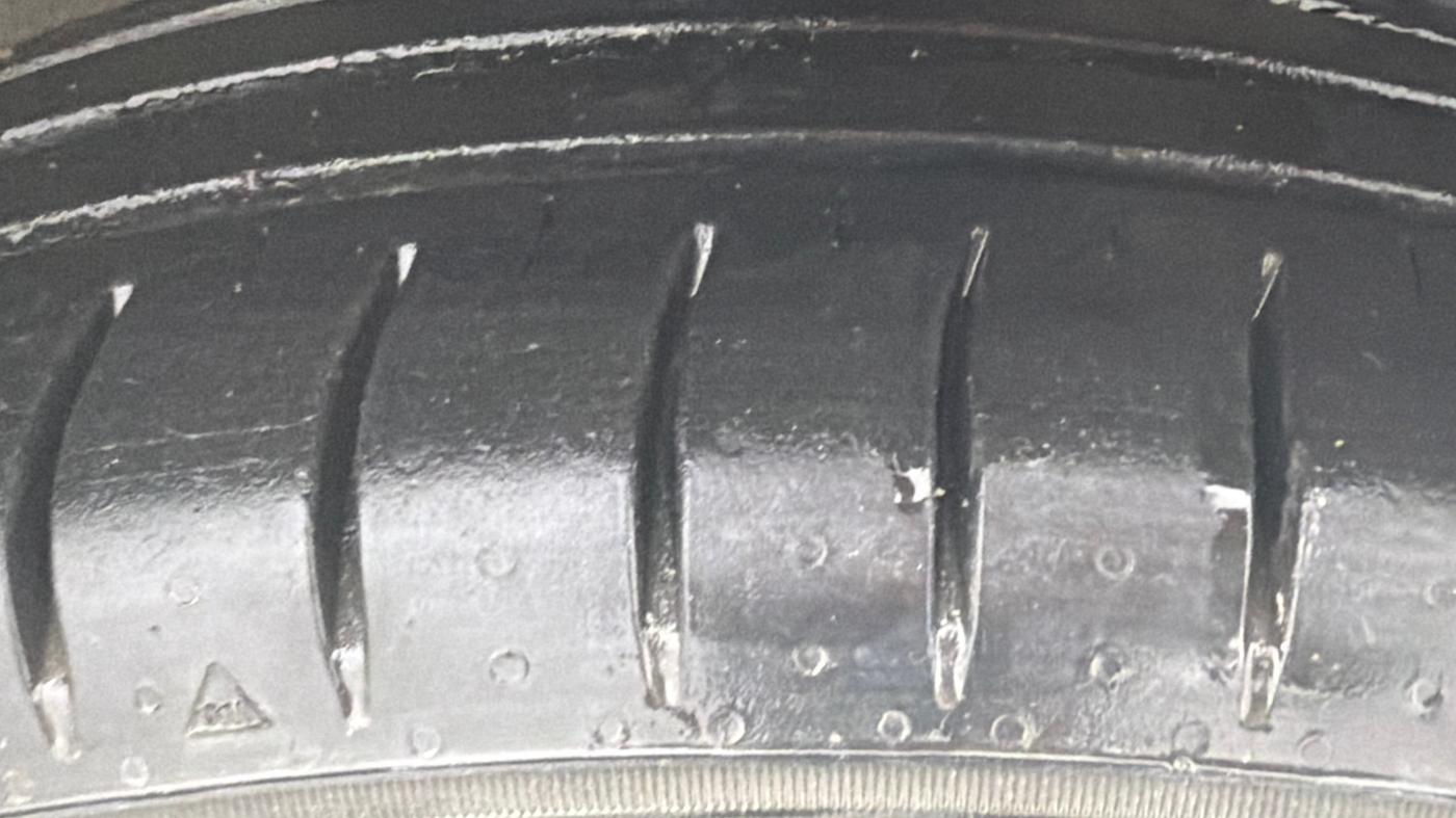 2016 Maruti Swift VXI, Petrol, Manual, 75,280 km, Right Front Tyre Tread