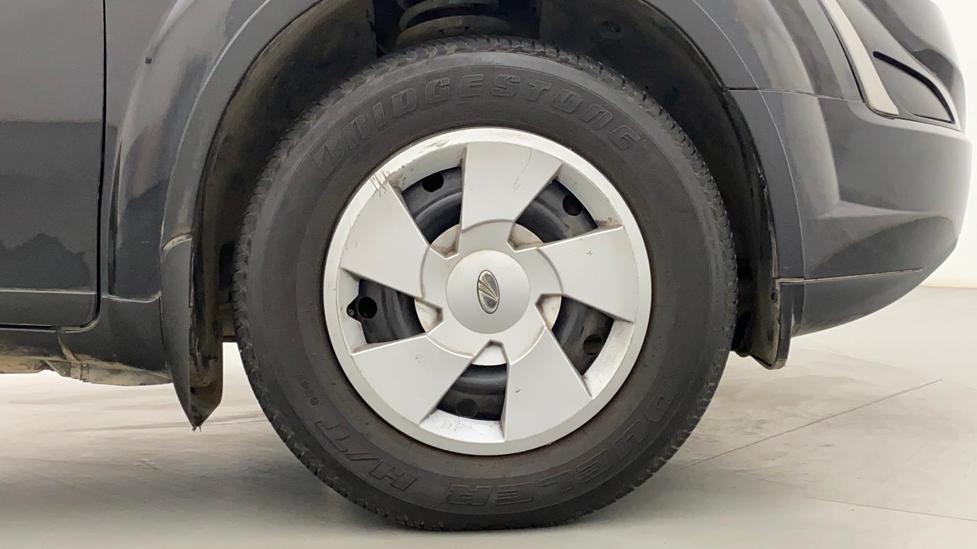2018 Mahindra XUV500 W7 AT, Diesel, Automatic, 44,384 km, Right Front Wheel