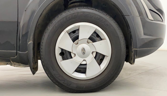 2018 Mahindra XUV500 W7 AT, Diesel, Automatic, 44,384 km, Right Front Wheel