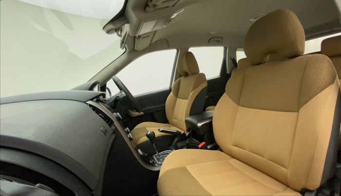 2018 Mahindra XUV500 W7 AT, Diesel, Automatic, 44,384 km, Right Side Front Door Cabin