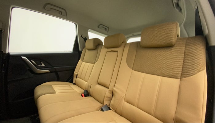 2018 Mahindra XUV500 W7 AT, Diesel, Automatic, 44,384 km, Right Side Rear Door Cabin