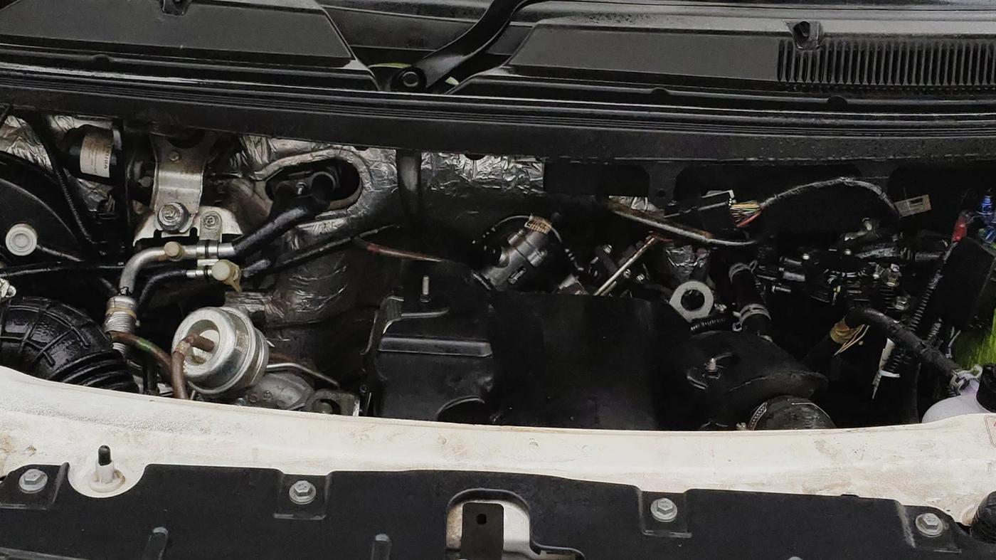 2019 Mahindra TUV300 T10, Diesel, Manual, 27,583 km, Engine View