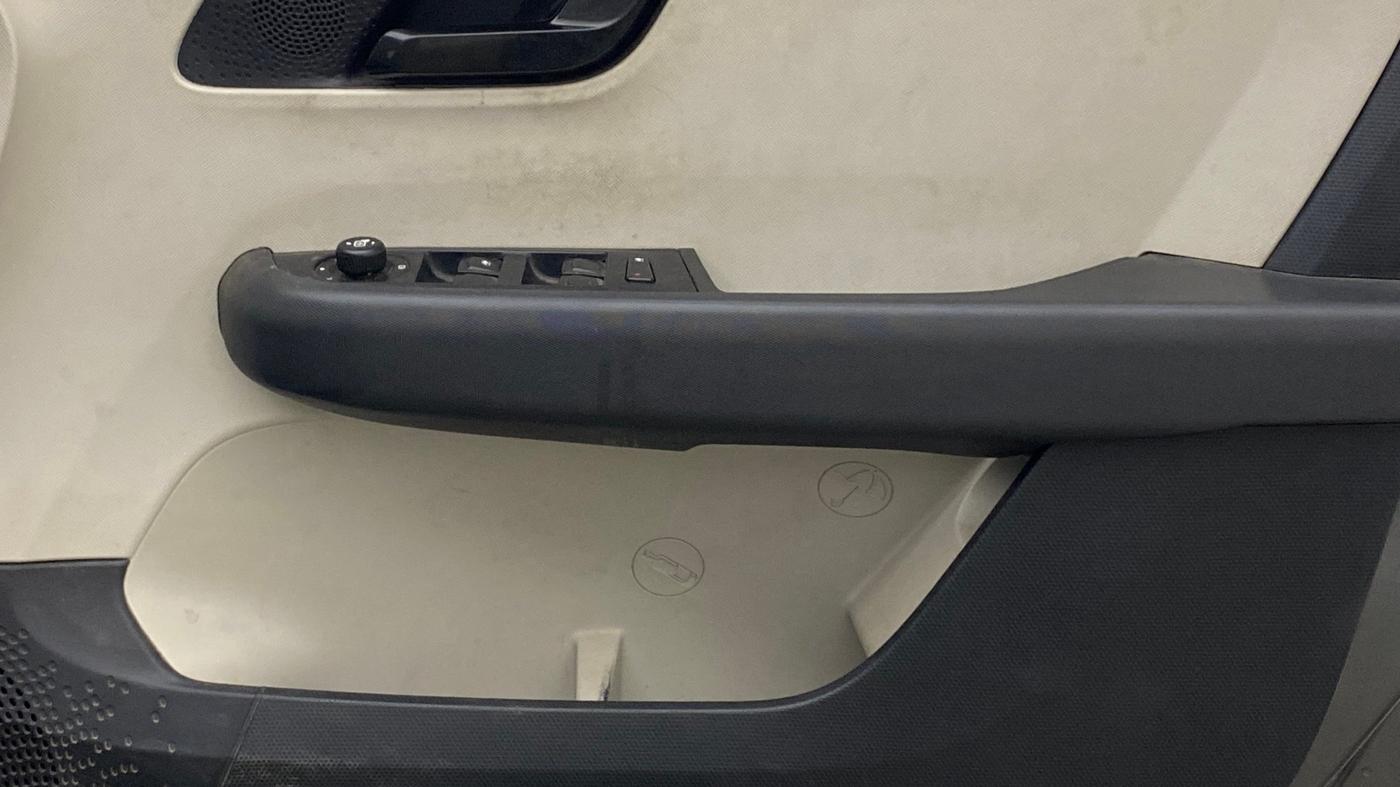 2021 Tata ALTROZ XM PLUS PETROL, Petrol, Manual, 80,526 km, Driver Side Door Panels Control