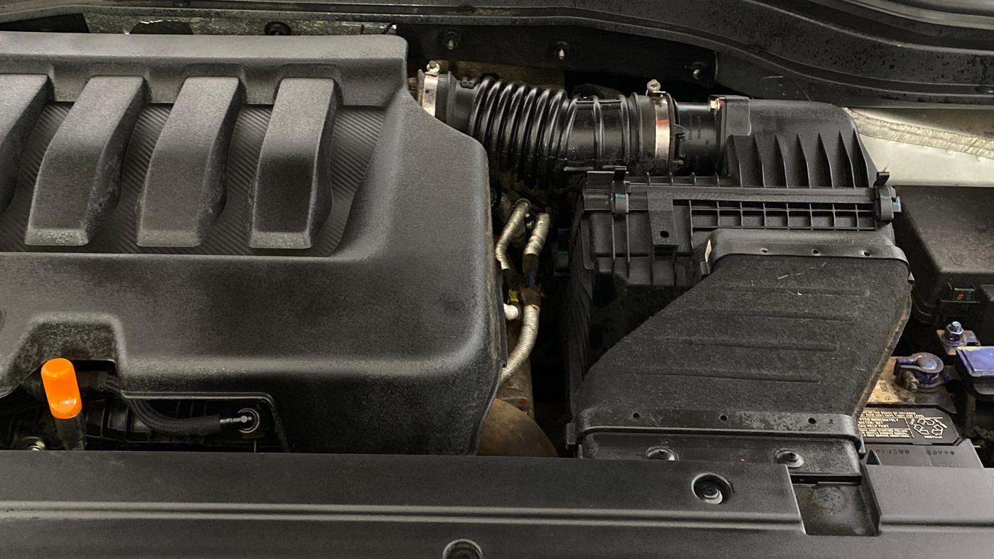 2022 Mahindra XUV700 AX 5 P AT 5 STR, Petrol, Automatic, 26,584 km, Engine View - Left