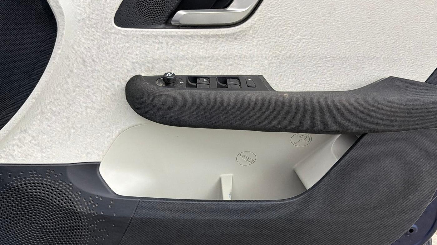 2023 Tata ALTROZ XZ PLUS SUNROOF CNG, CNG, Manual, 53,571 km, Driver Side Door Panels Control