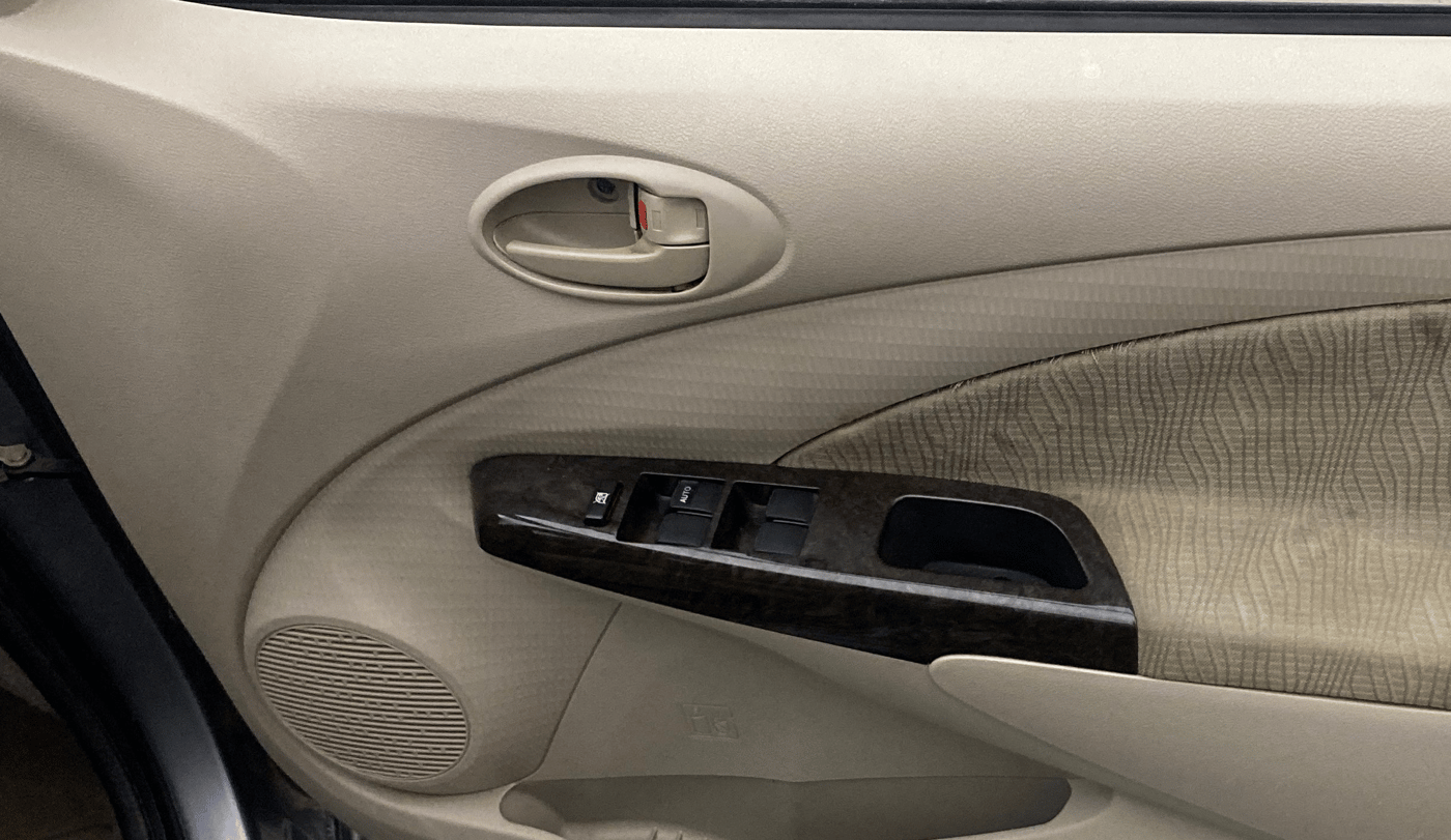 2015 Toyota Etios Liva VX, Petrol, Manual, 59,522 km, Driver Side Door Panels Control