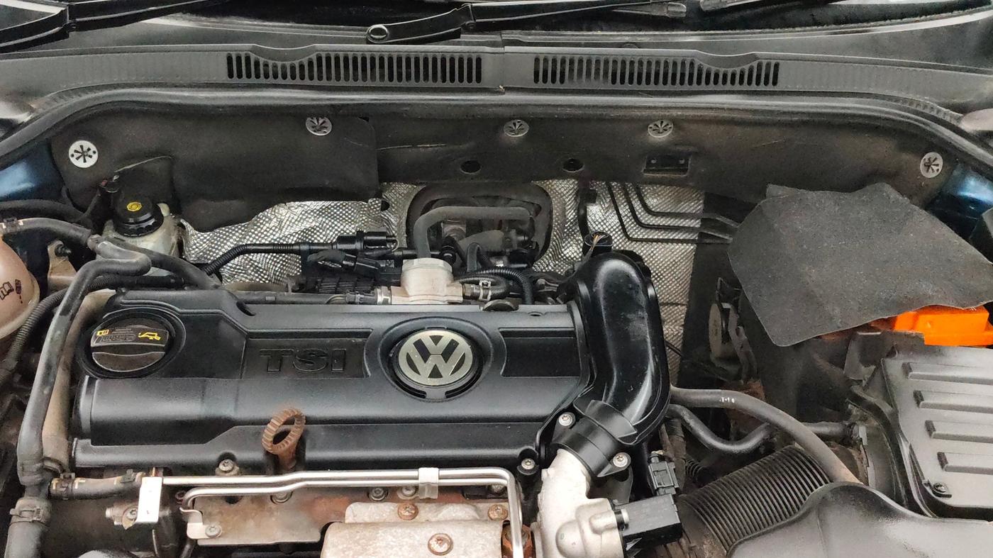 2015 Volkswagen Jetta COMFORTLINE TSI, Petrol, Manual, 1,07,243 km, Engine View