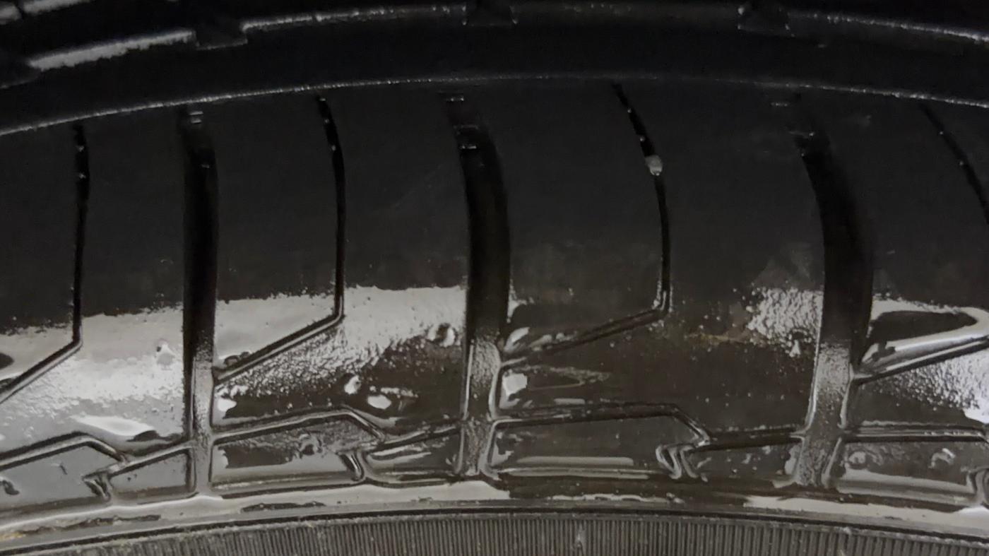 2019 Mahindra XUV300 W8 (O) 1.2 PETROL, Petrol, Manual, 64,948 km, Right Rear Tyre Tread