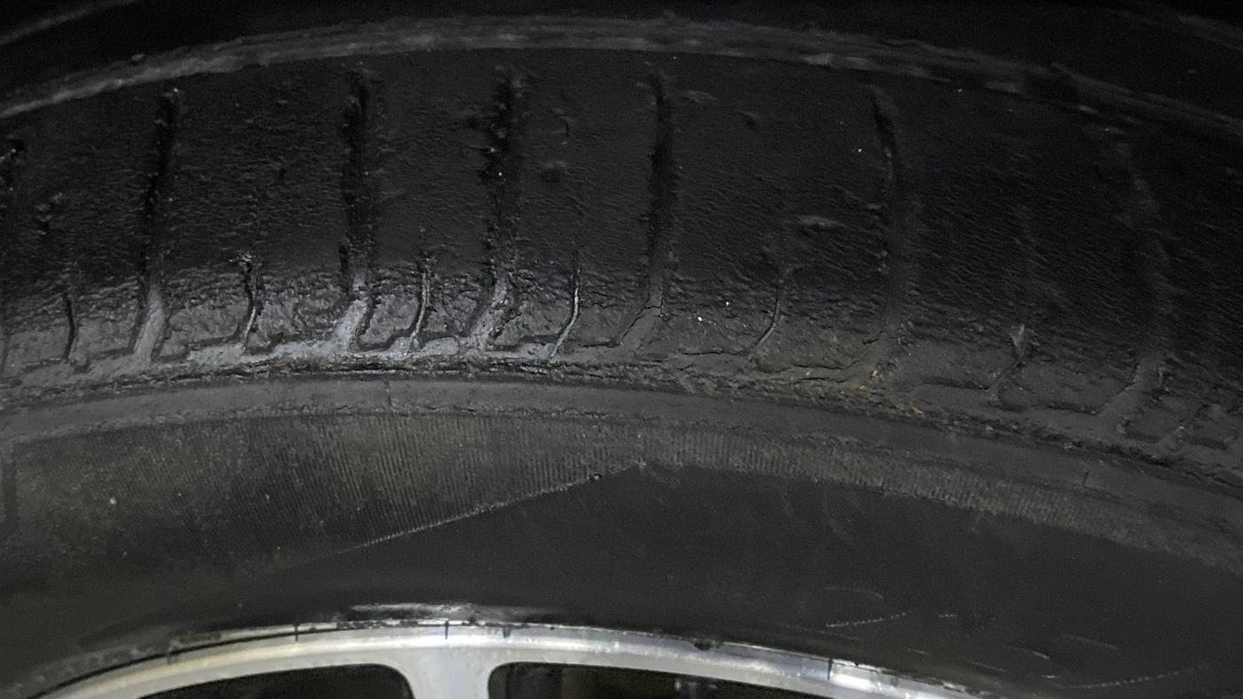 2024 Mahindra XUV 3XO AX5 1.2 L TCMPFi, Petrol, Manual, 31,773 km, Right Front Tyre Tread