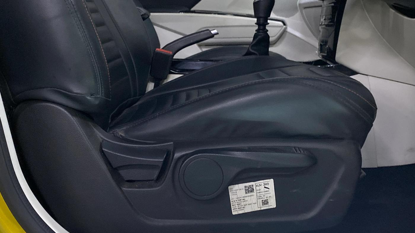 2024 Mahindra XUV 3XO AX5 1.2 L TCMPFi, Petrol, Manual, 31,773 km, Driver Side Adjustment Panel