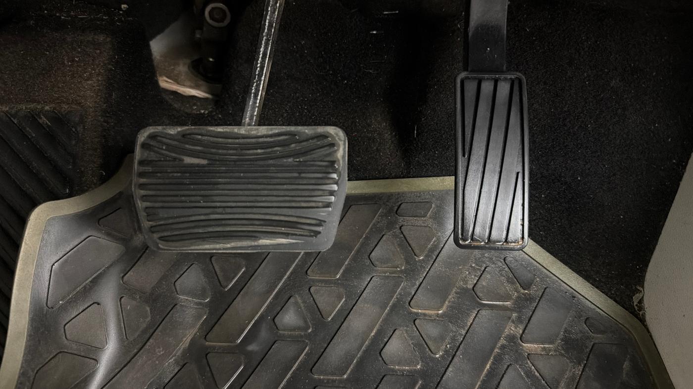 2022 Mahindra XUV300 W6 1.2 PETROL AMT, Petrol, Automatic, 27,895 km, Pedals