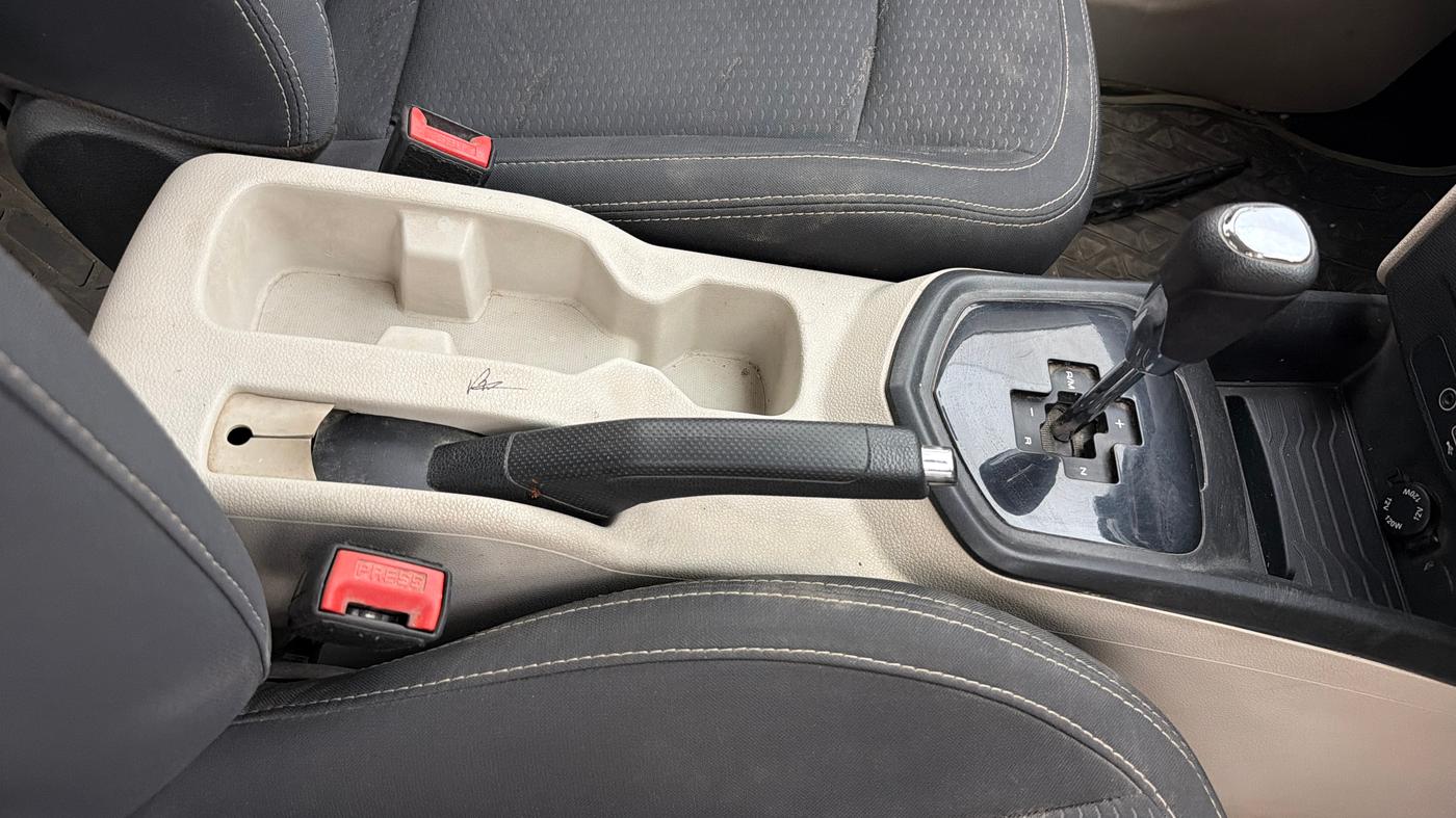 2022 Mahindra XUV300 W6 1.2 PETROL AMT, Petrol, Automatic, 27,895 km, Gear Lever