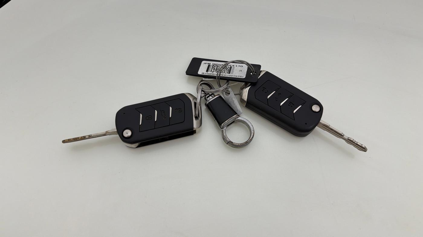 2022 Mahindra XUV300 W6 1.2 PETROL AMT, Petrol, Automatic, 27,895 km, Key Close Up