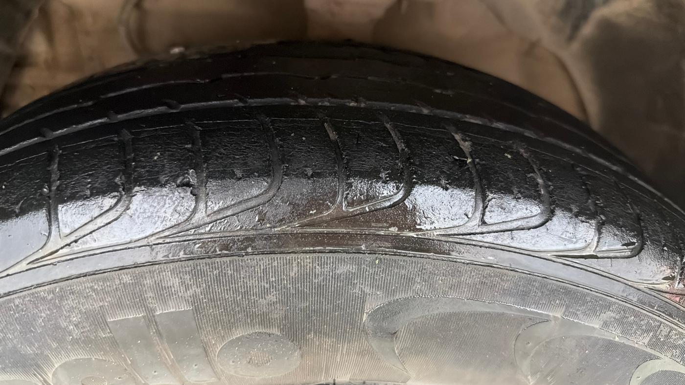 2022 Mahindra XUV300 W6 1.2 PETROL AMT, Petrol, Automatic, 27,895 km, Left Front Tyre Tread