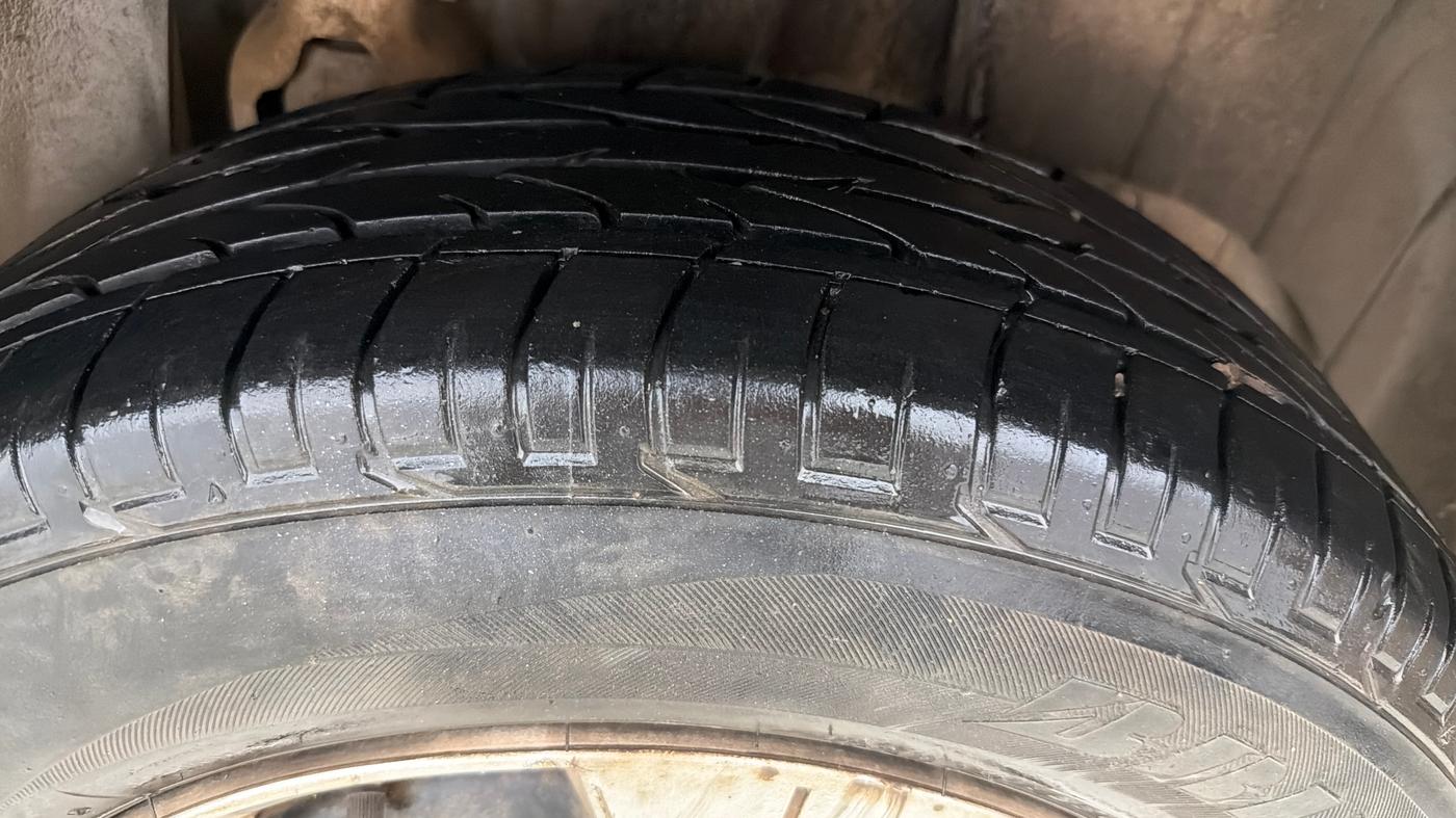 2022 Mahindra XUV300 W6 1.2 PETROL AMT, Petrol, Automatic, 27,895 km, Left Rear Tyre Tread