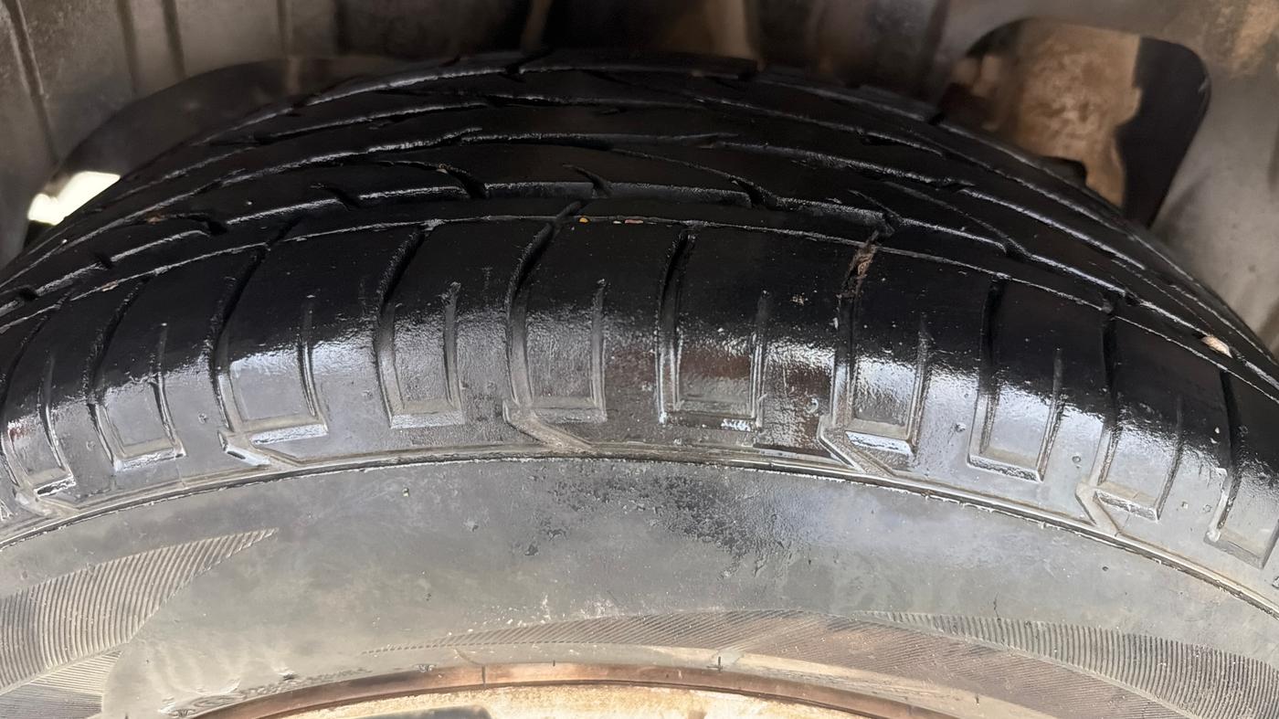 2022 Mahindra XUV300 W6 1.2 PETROL AMT, Petrol, Automatic, 27,895 km, Right Rear Tyre Tread